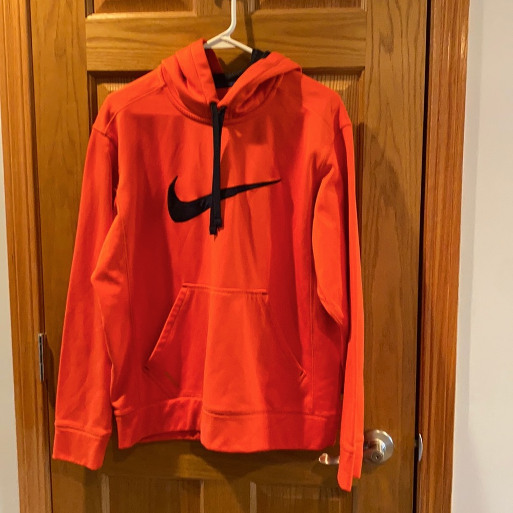Men’s medium Nike thermafit with front pocket. In Good shape!! 🧡🖤